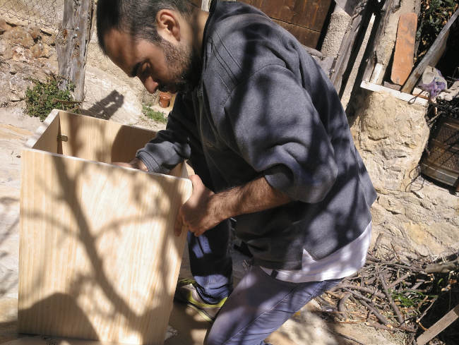 uno de los miembros del equipo de territorio escape preparando pruebas