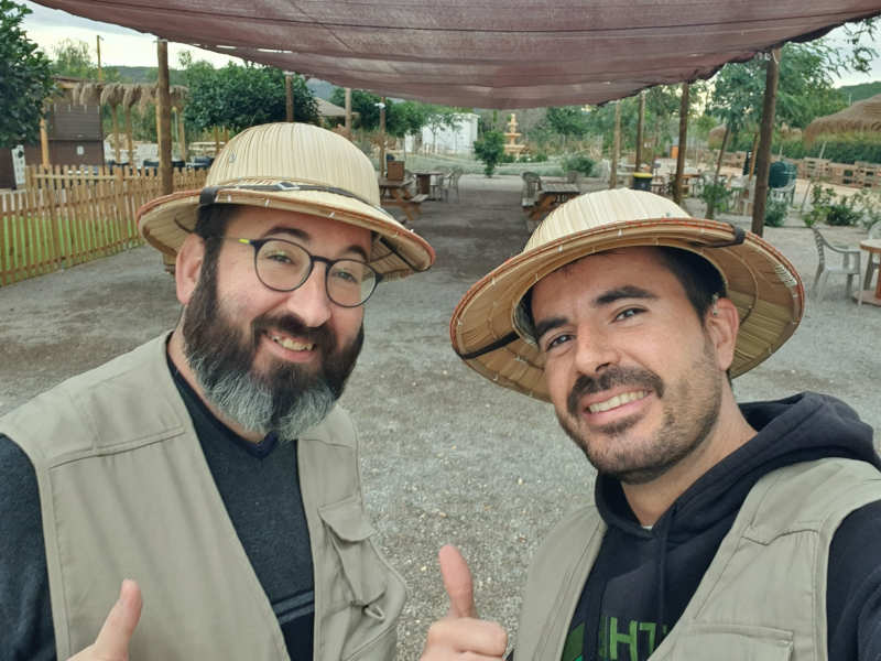 dos monitores de territorio escape en el estreno del juego de escape room del laberinto de peñíscola